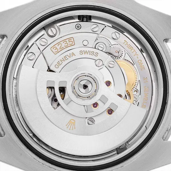 Mouvement 3235 visible — 31 jewels, remontage automatique